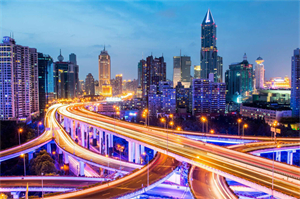 You can stroll leisurely between the small bridges and flowing water